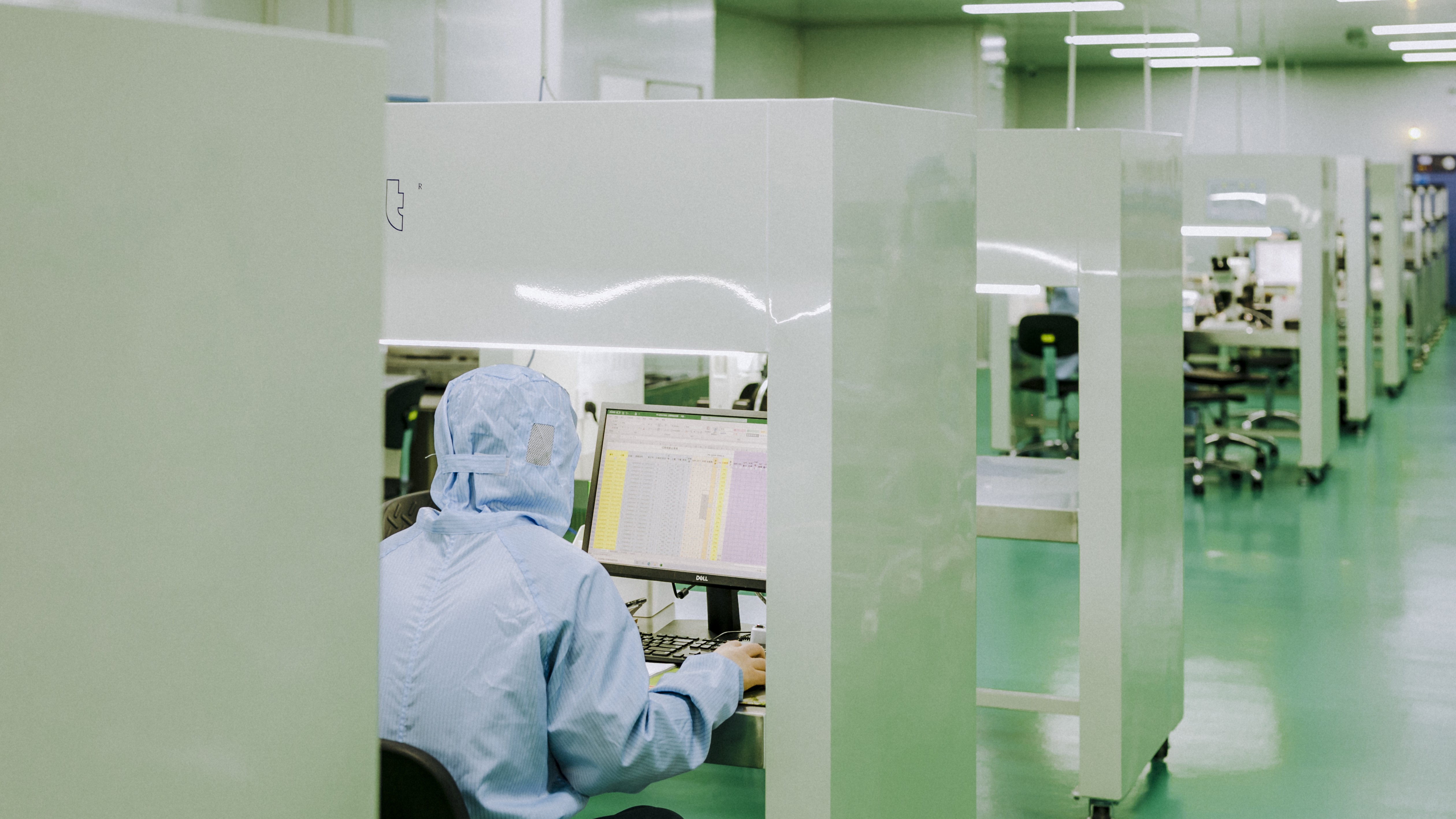 Photo of cleanroom facilities at GH Optics